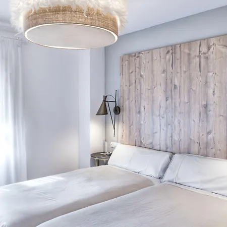 Pura Vida Pirineos Hotel