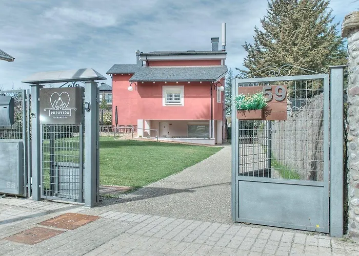 Pura Vida Pirineos Hotel *